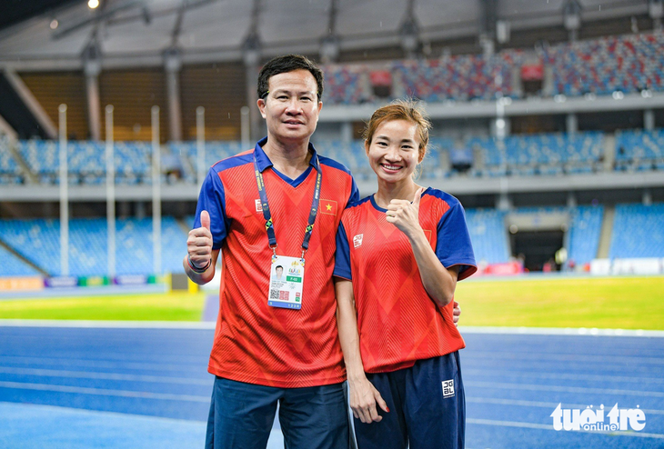 Thầy trò Nguyễn Thị Oanh trả lời trực tuyến, giao lưu với độc giả tại TP.HCM - Ảnh 1. Thầy trò Nguyễn Thị Oanh trả lời trực tuyến, giao lưu với độc giả tại TP.HCM - Ảnh 1.