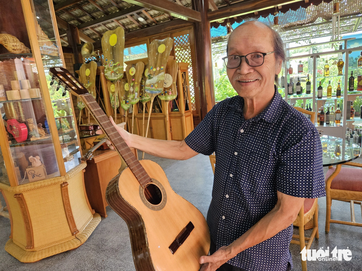 Những người “thổi hồn” vào nhạc cụ tại Nha Trang - Ảnh 1. Ông Lưu Hoàng Quý mong muốn truyền dạy cho những người yêu nghề làm đàn guitar thủ công