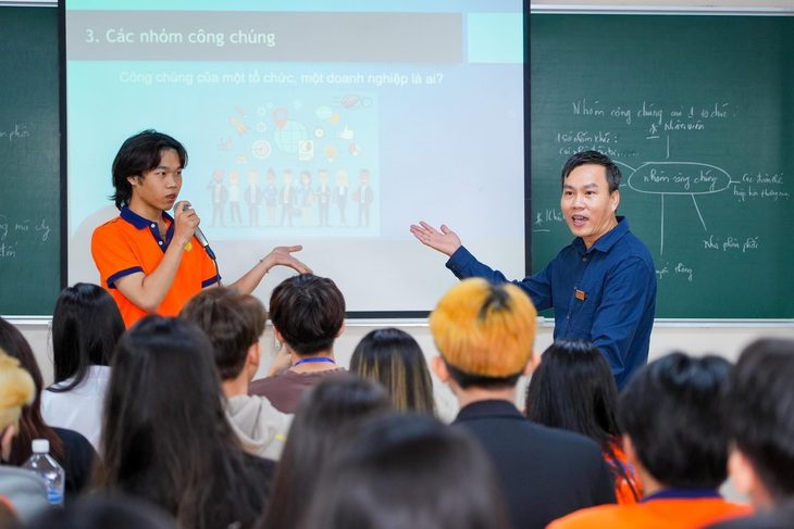 Ông Nguyễn Minh Triết trong vai trò giảng viên tại Trường đại học Công nghệ TP.HCM - Ảnh: P.N. Ông Nguyễn Minh Triết trong vai trò giảng viên tại Trường đại học Công nghệ TP.HCM - Ảnh: P.N.