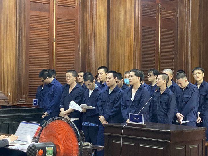 Các bị cáo người Việt và người Hàn Quốc vận chuyển ma túy tại tòa - Ảnh: TUYẾT MAI Các bị cáo người Việt và người Hàn Quốc vận chuyển ma túy tại tòa - Ảnh: TUYẾT MAI
