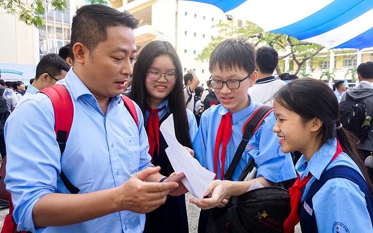 2.200 học sinh tranh tài 'giải toán trên máy tính cầm tay': đi thi như đi hội - Ảnh 1. 2.200 học sinh tranh tài 'giải toán trên máy tính cầm tay': đi thi như đi hội - Ảnh 1.